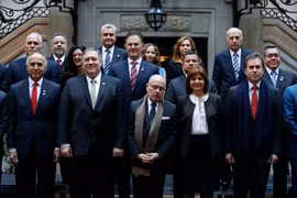 Ngoại trưởng các nước chụp ảnh lưu niệm tại hội nghị ở Buenos Aires, Argentina. (Ảnh: AFP/TTXVN) 