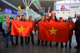 Cổ động viên sang Philippines cổ vũ đội tuyển U22 Việt Nam. (Ảnh: TTXVN phát)