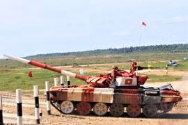 Đội tuyển Việt Nam thi đấu nội dung Tank Biathlon. (Ảnh: Dương Trí/TTXVN) 