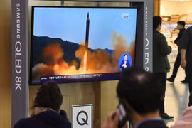 Người dân theo dõi vụ phóng vật thể bay của Triều Tiên qua màn hình tivi ở Seoul. (Ảnh: AFP/TTXVN)
