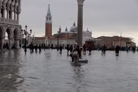 Ngập lụt trên quảng trường San Marco ở thành phố Venice do triều cường đạt mức cao nhất trong 50 năm qua. (Ảnh: THX/TTXVN) 