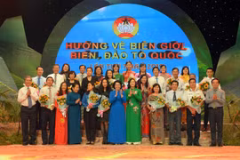 Lãnh đạo Thành phố Hồ Chí Minh, đại diện Quỹ "Vì biển đảo quê hương - Vì tuyến đầu Tổ quốc" chụp ảnh lưu niệm với đại diện các cơ quan, tổ chức, tập thể đã ủng hộ Quỹ. (Ảnh: Xuân Khu/TTXVN)