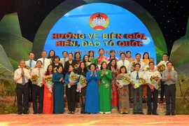 Lãnh đạo Thành phố Hồ Chí Minh, đại diện Quỹ "Vì biển đảo quê hương - Vì tuyến đầu Tổ quốc" chụp ảnh lưu niệm với đại diện các cơ quan, tổ chức, tập thể đã ủng hộ Quỹ. (Ảnh: Xuân Khu/TTXVN)