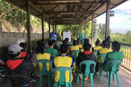 HLV Mai Đức Chung họp rút kinh nghiệm với các cầu thủ nữ. (Ảnh: VFF)