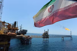 Một mỏ dầu của Iran ngoài khơi vịnh Persian. (Ảnh: Forbes)