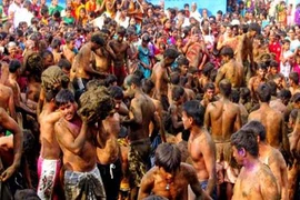 Người dân tham gia lễ hội Gore Habba.