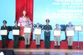 Thượng tướng Trần Quang Phương trao tặng bằng khen cho các cá nhân, tập thể có thành tích xuất sắc trong tham gia nhiệm vụ gìn giữ hòa bình Liên hợp quốc. (Ảnh: Xuân Khu/TTXVN)