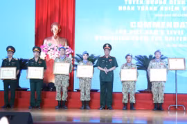 Thượng tướng Trần Quang Phương trao tặng bằng khen cho các cá nhân, tập thể có thành tích xuất sắc trong tham gia nhiệm vụ gìn giữ hòa bình Liên hợp quốc. (Ảnh: Xuân Khu/TTXVN)