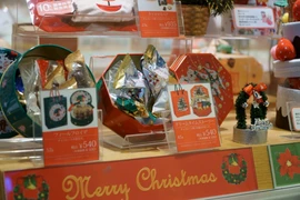 Những món quà thú vị nhân dịp Giáng sinh. (Ảnh: Vi Diệu/Vietnam+)