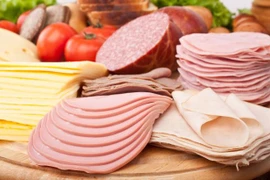 Khuẩn listeria được tìm thấy trong các loại thịt và phô mai. (Ảnh: Shutterstock)