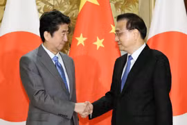 Thủ tướng Nhật Bản Shinzo Abe và người đồng cấp Trung Quốc Lý Khắc Cường. (Ảnh: Kyodo)