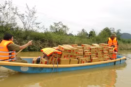 Chuyển hàng cứu nạn cho người dân bị ảnh hưởng do mưa lũ tại Quảng Bình. (Ảnh: Đức Thọ/TTXVN)