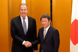 Ngoại trưởng Nhật Bản Toshimitsu Motegi và người đồng cấp Nga Sergei Lavrov. (Ảnh: Reuters)