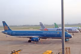Máy bay của Vietnam Airlines và Jetstar Pacific. (Ảnh: Huy Hùng/TTXVN)