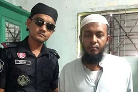 Al Amin, hiệu trường Baitul Huda Cadet Madrassa, bị cảnh sát bắt giữ. (Ảnh: The Daily Star)