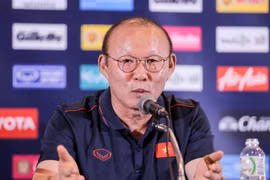 Ông Park Hang-seo trong buổi họp báo trước trận gặp Thái Lan. (Ảnh: Minh Tiến-TTXVN)