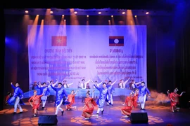 Một tiết mục biểu diễn của các nghệ sỹ, diễn viên và ca sỹ Trường Đại học Văn hóa Nghệ thuật Quân đội. (Ảnh: Phạm Kiên/TTXVN)