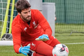 Alisson Becker tập luyện trở lại. (Ảnh: Sky Sports)