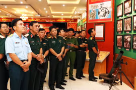 Cán bộ, chiến sỹ lực lượng vũ trang Quân khu 7 nghe giới thiệu về Di chúc của Chủ tịch Hồ Chí Minh. (Ảnh: Xuân Khu/TTXVN)