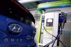 Một trạm sạc xe điện tại Hàn Quốc. (Ảnh: Reuters)
