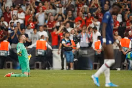 Thủ môn Adrian ăn mừng sau khi cản phá quả phạt đền quyết định của Tammy Abraham. (Ảnh: Reuters)