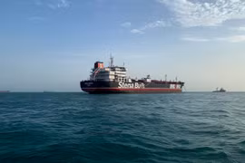 Tàu chở dầu mang cờ Anh Stena Impero ở gần Eo biển Hormuz. (Ảnh: THX/TTXVN) 