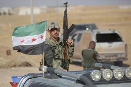 Lực lượng Syria được Thổ Nhĩ Kỳ hậu thuẫn kiểm soát tuyến đường giữa thị trấn Tal Abyad với thành phố Kobane. (Ảnh: AFP/TTXVN)