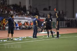 Ông Park nhận thẻ đỏ ở trận chung kết SEA Games 30 vì lỗi phản ứng. (Ảnh: TTXVN) 
