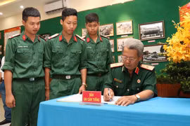 Thiếu tướng Nguyễn Văn Chương, Chủ tịch Hội Cựu chiến binh Thành phố Hồ Chí Minh viết cảm tưởng. (Ảnh: Xuân Khu/TTXVN) 