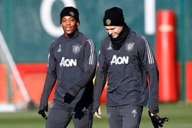 Anthony Martial và Victor Lindelof. (Ảnh: PA)