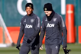 Anthony Martial và Victor Lindelof. (Ảnh: PA)