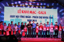 Tổng Liên đoàn Lao động Việt Nam tặng quà cho công nhân có hoàn cảnh khó khăn. (Ảnh: Sỹ Tuyên/TTXVN)