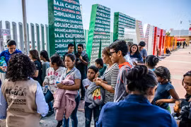 Người di cư bị trục xuất khỏi Mỹ tập trung tại khu vực biên giới Mỹ-Mexico. (Ảnh: AFP/TTXVN) 