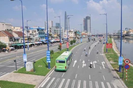 Đại lộ Đông-Tây.