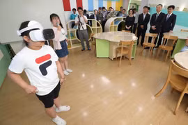 Học sinh tại Daesong-dong sử dụng kính thực tế ảo. (Ảnh: KT)