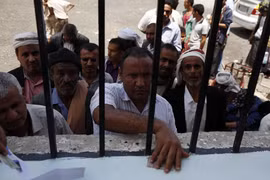 Người dân chờ nhận lương thực cứu trợ tại Yemen, ngày 25/8. (Ảnh: THX/TTXVN)