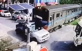 Thái Lan: May mắn sống sót sau khi bị tàu hỏa tông mạnh
