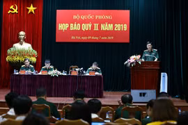 Thiếu tướng Nguyễn Văn Đức, Cục trưởng Cục Tuyên huấn - Tổng cục Chính trị QĐND Việt Nam chủ trì họp báo. (Ảnh: Dương Giang/TTXVN) 