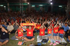 Đông đảo cổ động viên và người hâm mộ tại Sân vận động Hoa Lư vui mừng khi Đội tuyển Việt Nam ghi bàn vào lưới Đội tuyển UAE. (Ảnh: Thanh Vũ/TTXVN)