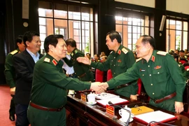 Đại tướng Ngô Xuân Lịch, Uỷ viên Bộ Chính trị, Phó Bí thư Quân uỷ Trung ương, Bộ trưởng Bộ Quốc phòng tiếp xúc với các đại biểu. (Ảnh: Dương Giang/TTXVN)