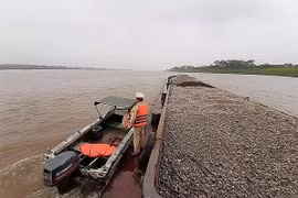 Các cơ quan chức năng đang bó tay trước nạn "cát tặc"?
