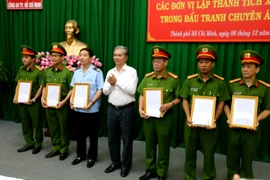Phó Chủ tịch UBND TP.Hồ Chí Minh Ngô Minh Châu trao thưởng cho các đơn vị. (Ảnh: Thành Chung/TTXVN)