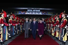 Lễ tiễn Thủ tướng Chính phủ Nguyễn Xuân Phúc và Phu nhân tại sân bay quân sự Seoul, Hàn Quốc. (Ảnh: Thống Nhất/TTXVN) 