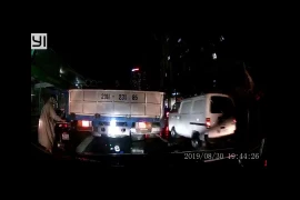 Nam thanh niên bị mắc kẹt do luồn lách khi tắc đường 