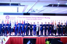 Bộ trưởng các nước tham gia EAS lần thứ 9 chụp ảnh chung. Ảnh: (Hữu Kiên/TTXVN)