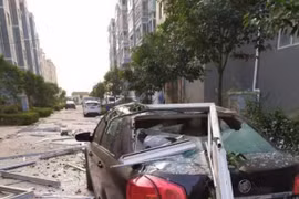 Vụ nổ nhà máy tạo nên cột khói lớn. (Ảnh: Chinanews) 