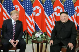 Tổng thống Mỹ Donald Trump và nhà lãnh đạo Triều Tiên Kim Jong-un trong cuộc gặp thượng đỉnh tại Hà Nội. (Ảnh: AFP/ TTXVN) 