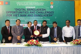 Đại sứ Việt Nam tại Bangladesh Trần Văn Khoa trao tặng Kỷ niệm chương cho Quốc Vụ khanh Bộ Bưu chính, Viễn thông và Công nghệ thông tin Bangladesh. (Ảnh: Huy Lê/TTXVN)