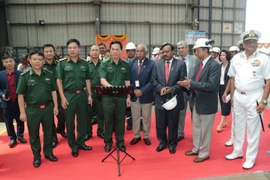 Thiếu tướng Hoàng Đăng Nhiễu, Phó Tư lệnh Bộ đội Biên phòng Việt Nam bấm nút tại lễ cắt thép khởi công dự án. (Ảnh: Huy Lê/TTXVN) 