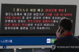 Bảng thông báo đình công tại một ga tàu ở Hàn Quốc. (Ảnh: Yonhap)